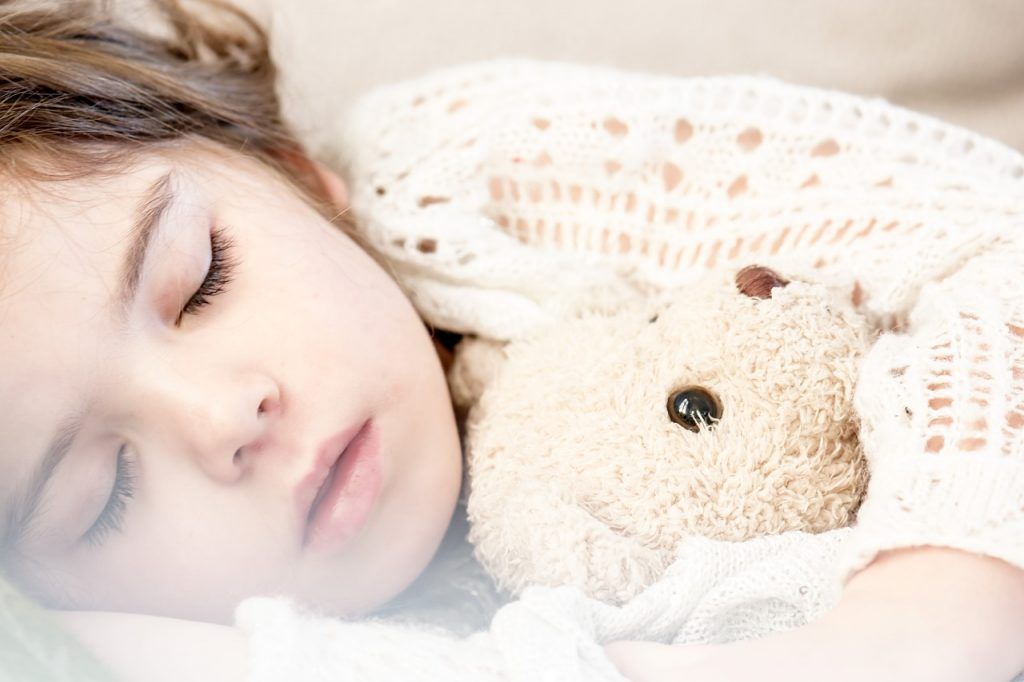 bambini dormire con luce accesa