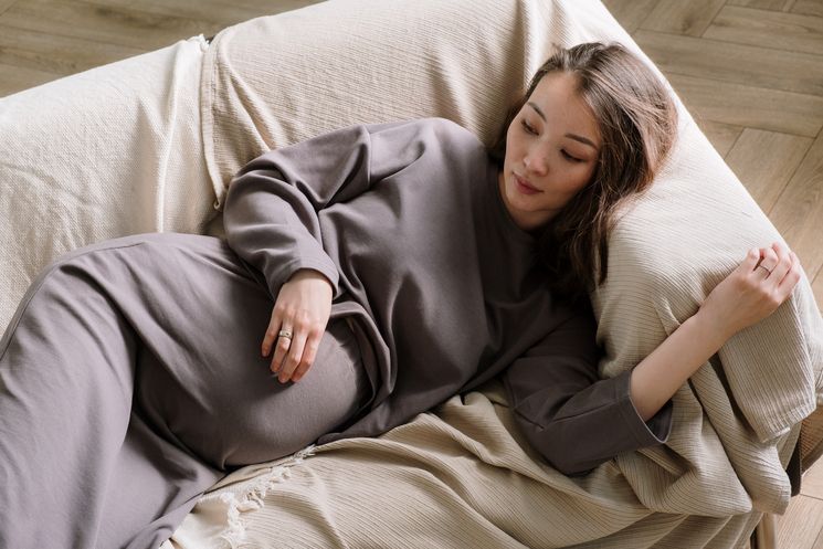 Posizioni per dormire in gravidanza: le migliori