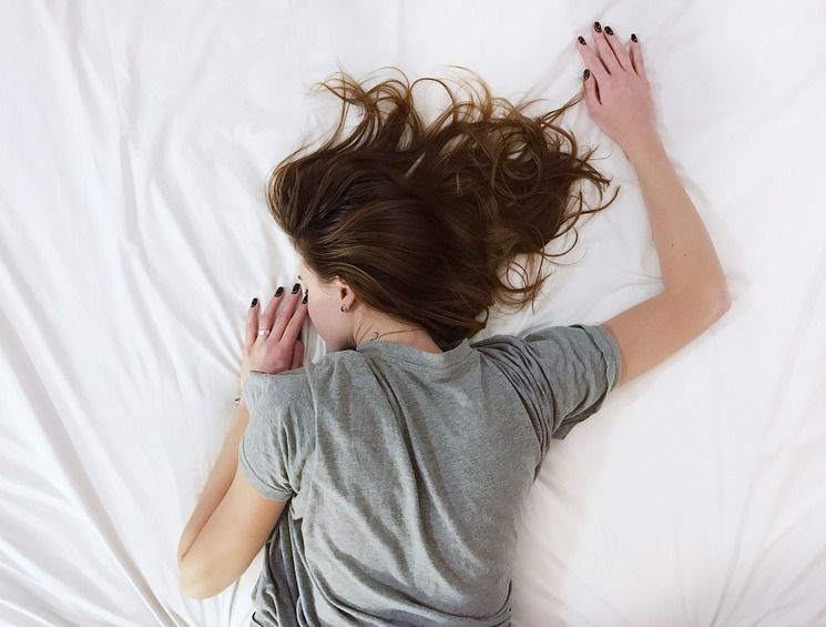 Dormire senza cuscino fa bene o fa male? Ecco la verità